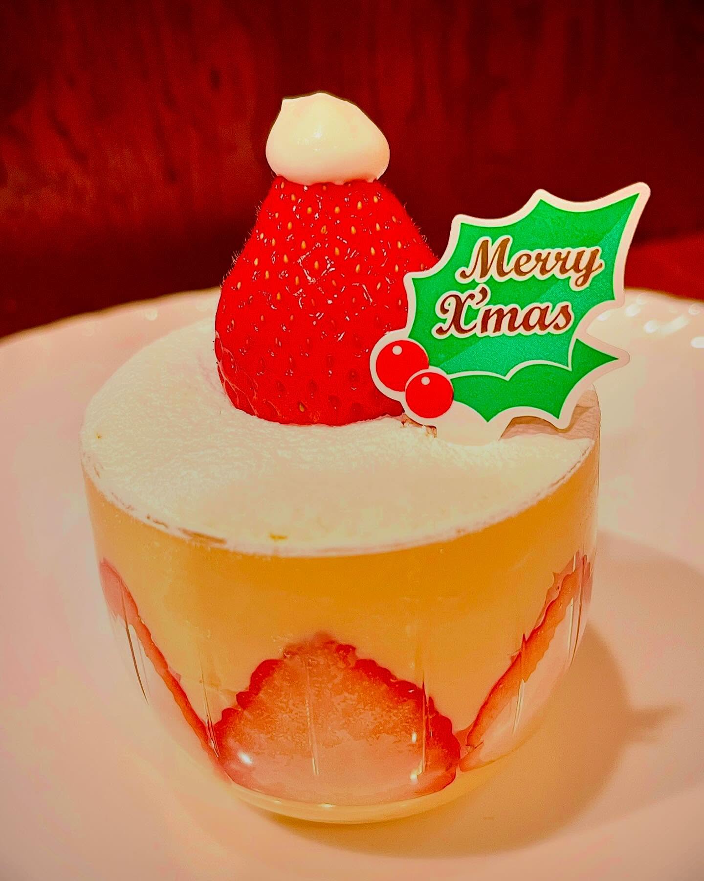 From Pâtisserie Riche（パティスリー•リッシュ）

Merry Christmas❣️

Xmasをどのように過ごしますか？
厳かな時間の彩りにぜひパティスリーリッシュのケーキをどうぞ❣️

当日にご用意出来るホールケーキには限りがありますが、Xmas限定のカットケーキも数多くあります️

例えば…
この日に合わせて新登場の「ストロベリー•ムーン」。
甘酸っぱいイチゴとふわふわのスポンジに、こだわりのカスタードクリームがたっっぷり入った贅沢な一品。
サンタ🧑‍の顔にデコレーションした「ショートケーキ」。
などなど…

まだまだ間に合います
ぜひ店頭にお越し下さい。
スタッフ一同、お越しをお待ちしております

ステキなXmasをリッシュのケーキでぜひ